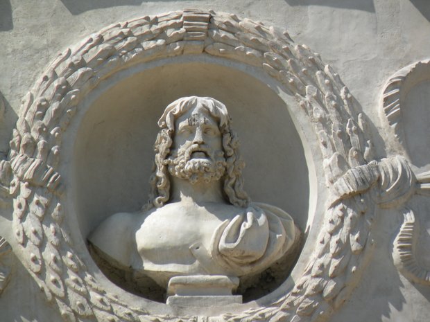  buste, façade de la Villa Médicis